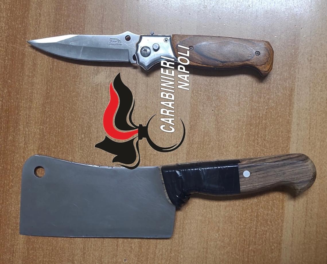 In giro con una mannaia, denunciato 13enne: «Dobbiamo difenderci»
