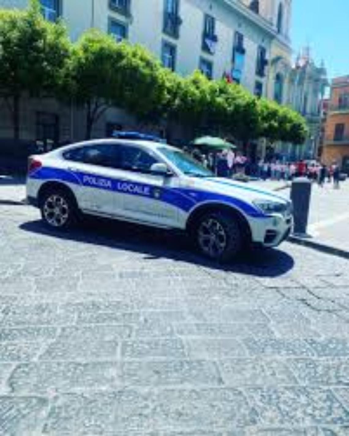 Un 16enne e un 26enne aggrediscono un vigile urbano