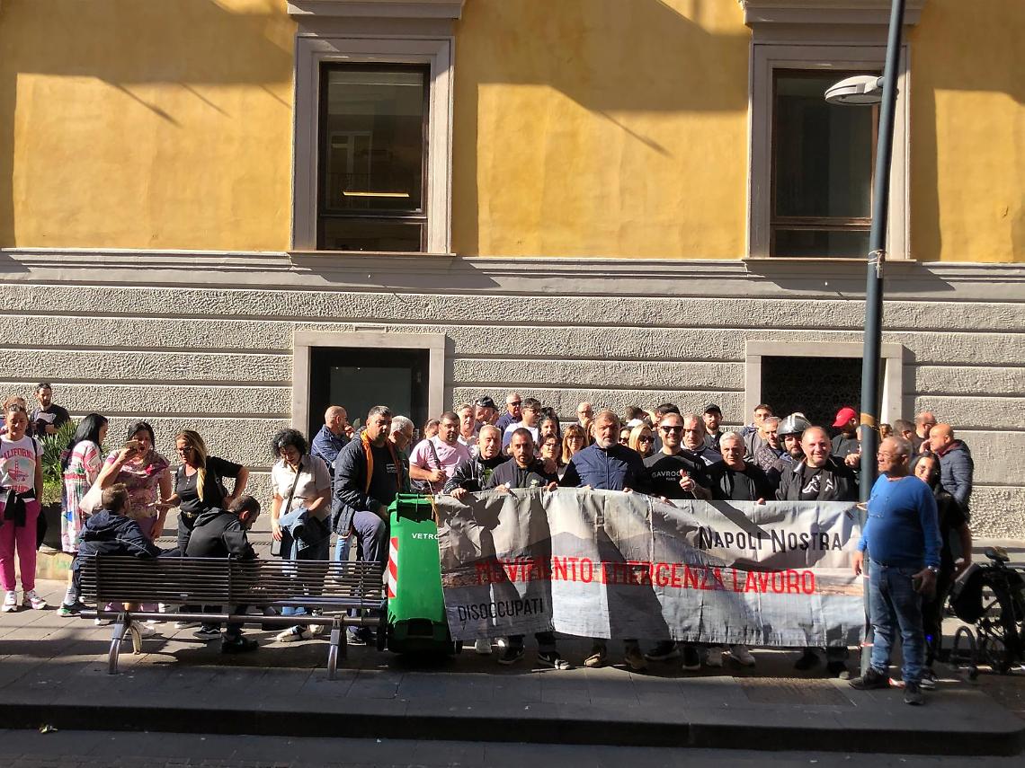 Bando per 800 disoccupati, presidio al Comune: «La nostra è una emergenza»
