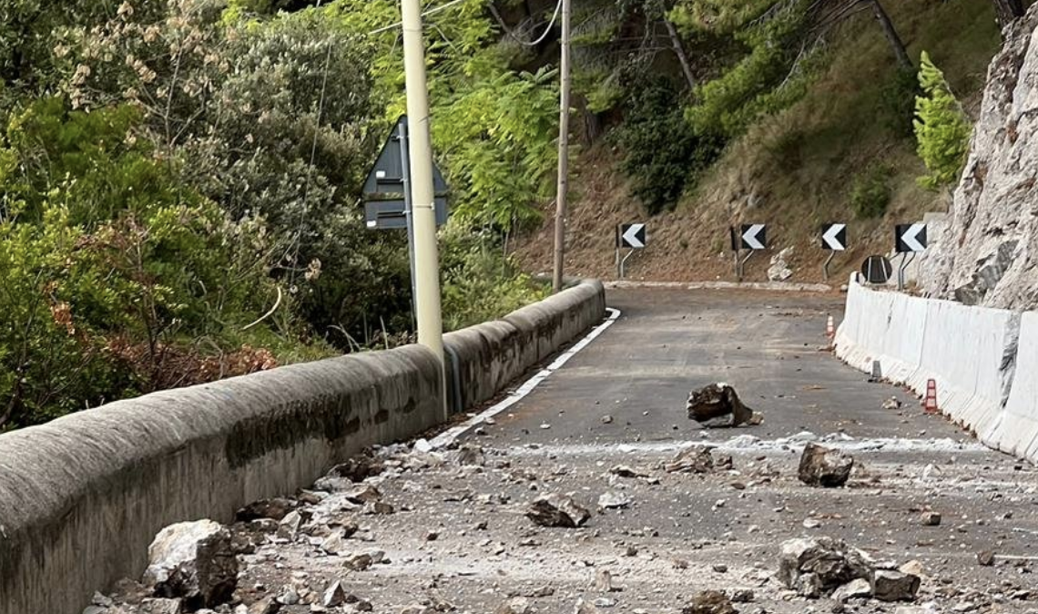 Forte pioggia, caduti massi su statali Amalfitana e Sorrentina