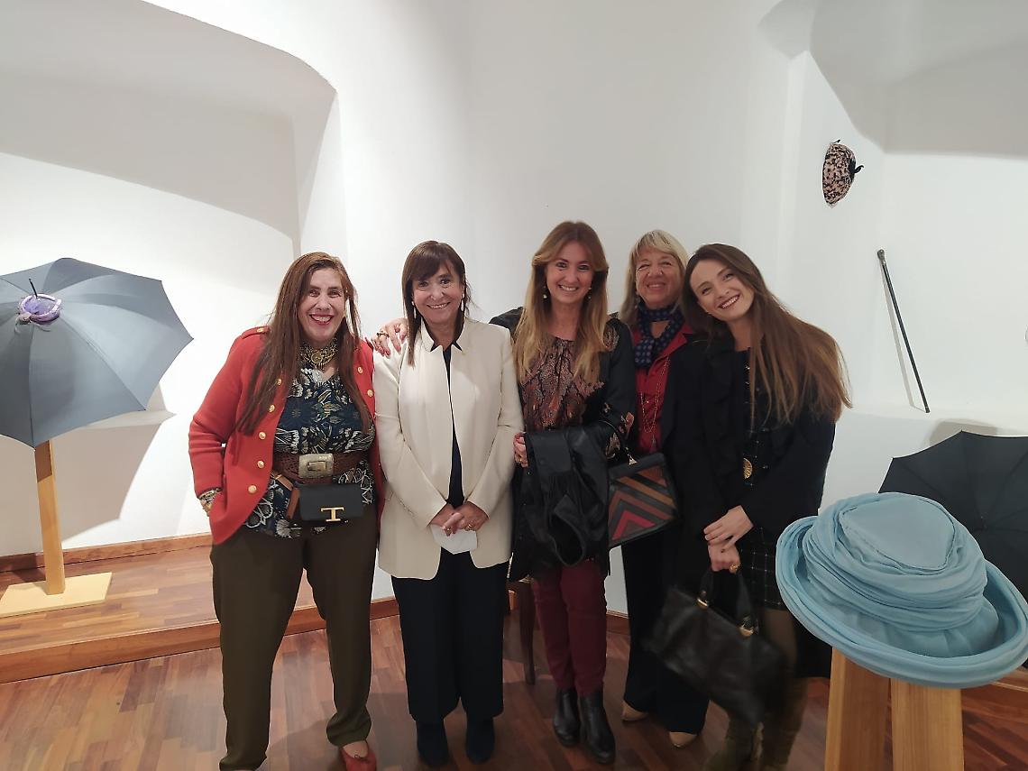 “Ladies con cappello, Gentleman con l'ombrello”, al Museo della Moda la mostra a cura di Donatella Dentice di Accadia
