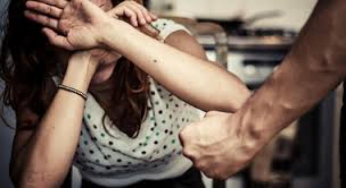 Profilo hackerato, professoressa di scuole medie picchiata da genitori che l'accusano di pedofilia