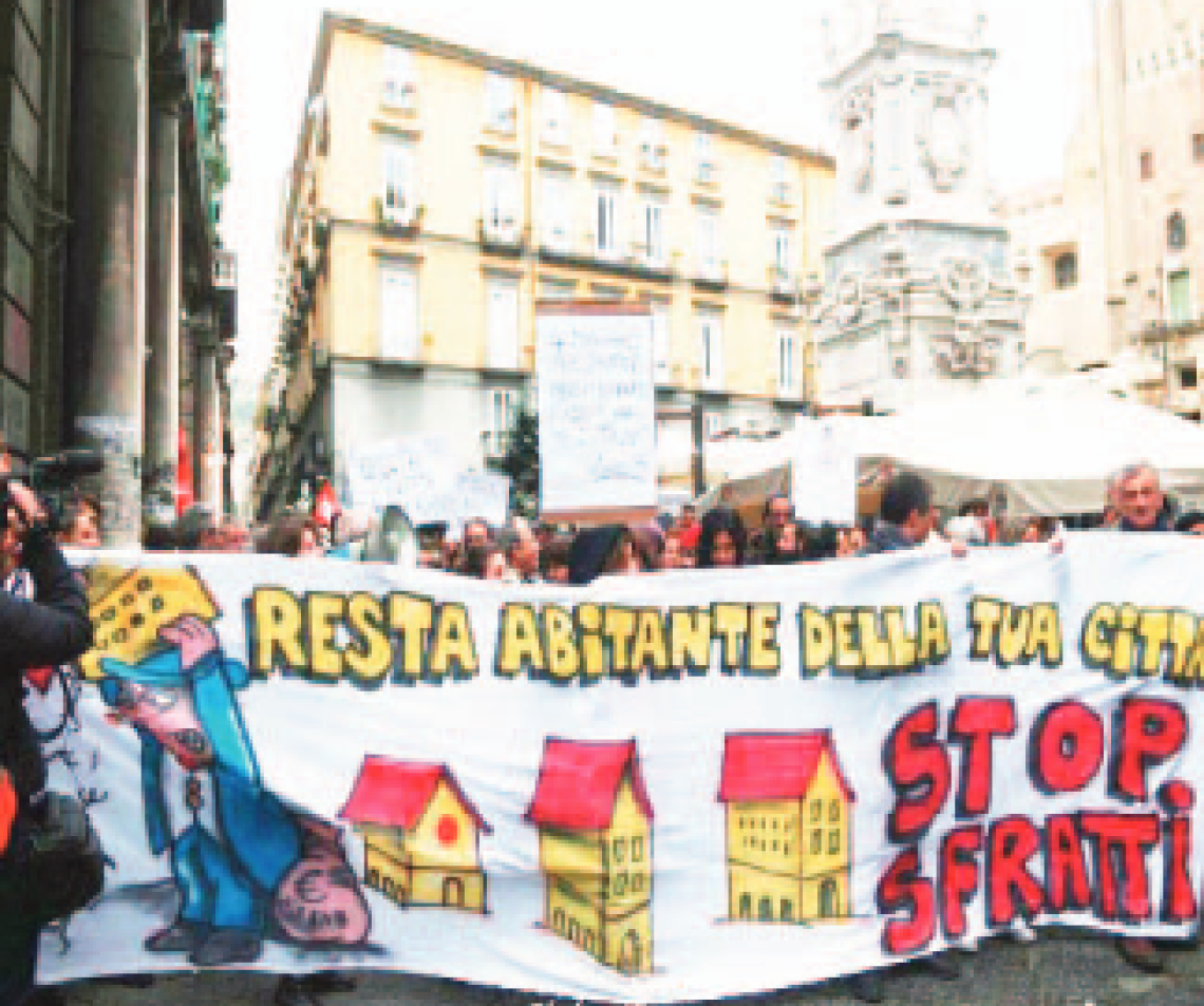 Overtourism, i residenti in strada: ci stanno buttando fuori dal centro storico