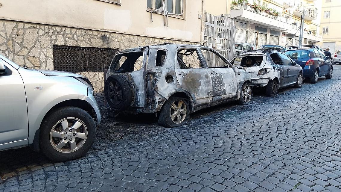 Boato e fiamme, paura a via Conte della Cerra
