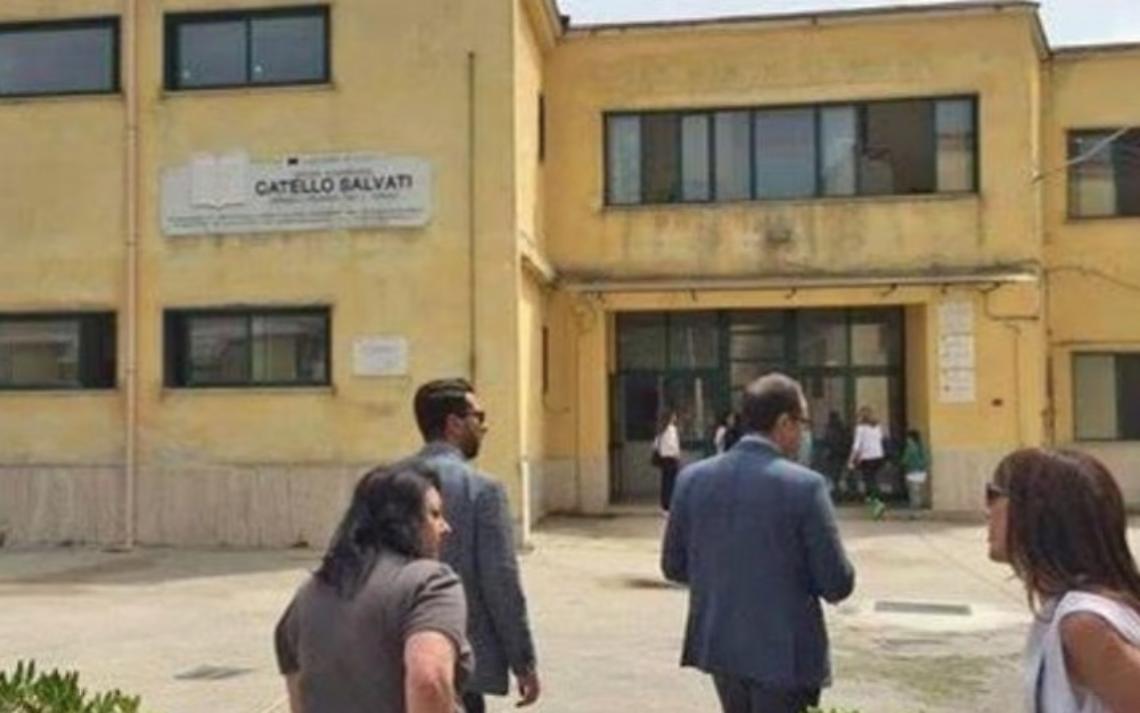 Prof. aggredita, striscioni e rientro blindato per gli alunni