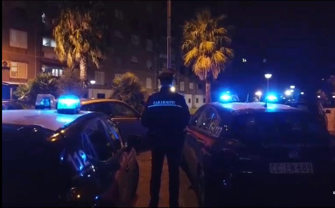 In auto con una pistola pronta a sparare, due arresti 