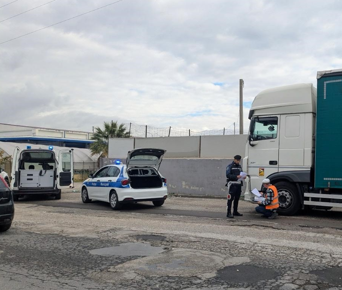 Controlli della polizia locale sui mezzi pesanti