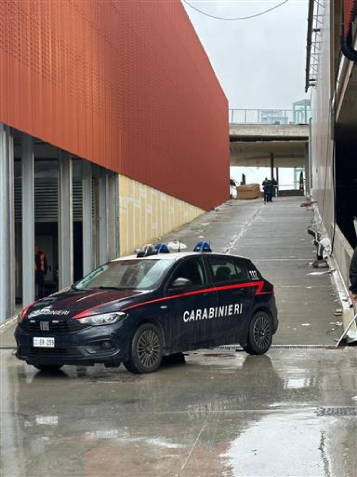 Cede tettoia nel cantiere, ferito operaio 29enne