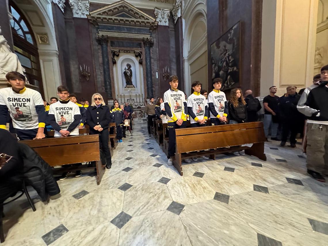 Fiori e lacrime per l'ultimo saluto a Simeon