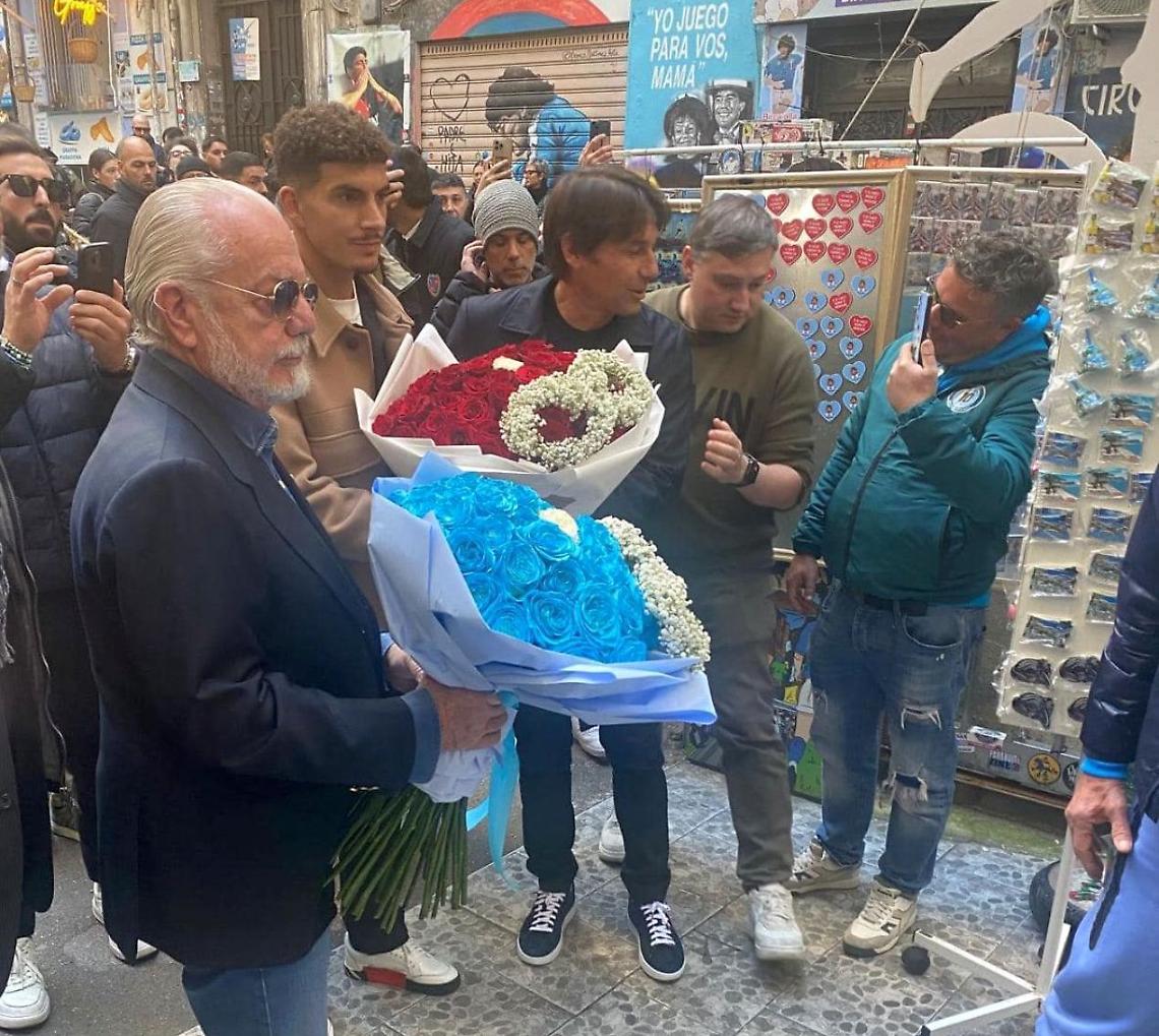 De Laurentiis, Di Lorenzo e Conte omaggiano Diego Armando Maradona al Murales