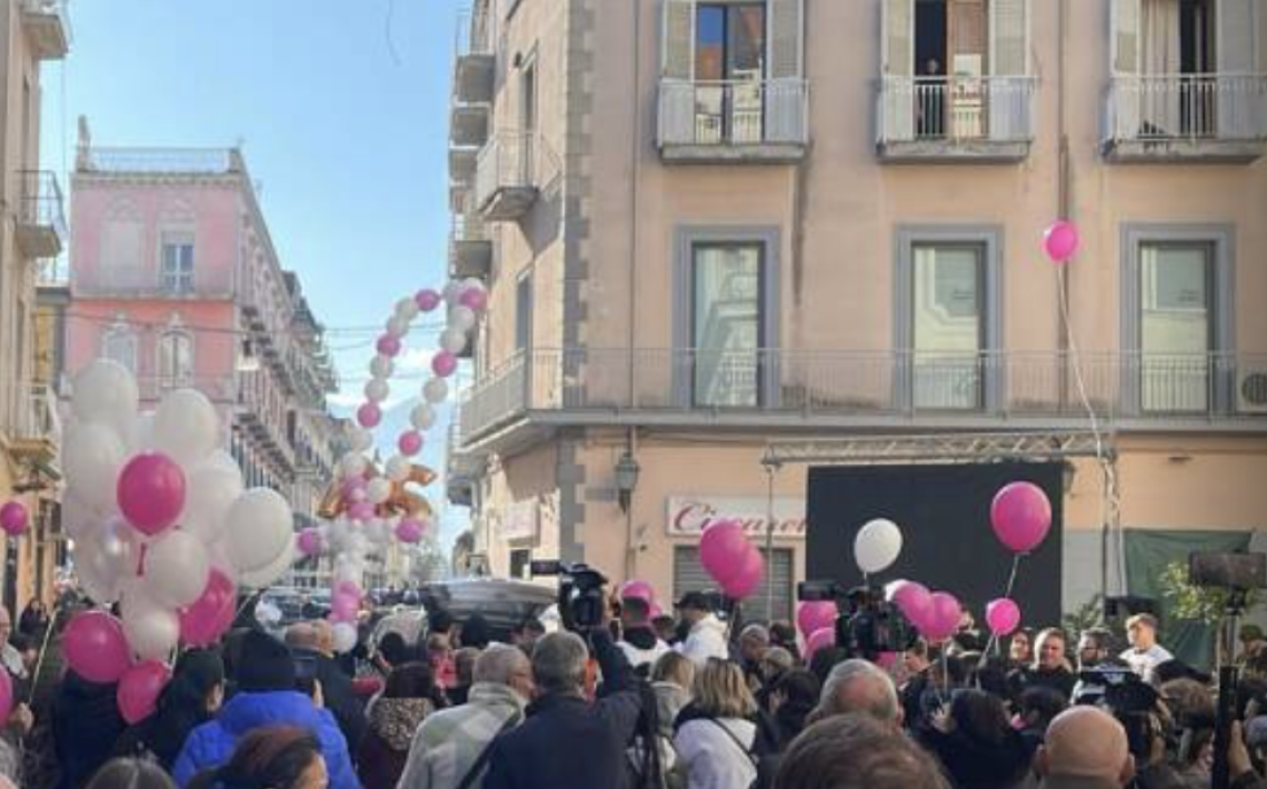 Esplosione a Ercolano, lacrime e rabbia per l'addio a Sara e Aurora