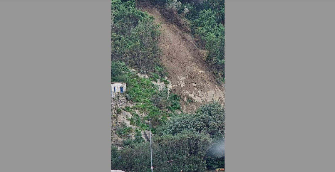 Maltempo, il terreno scivola a valle. Paura al porto di Marina della Lobra