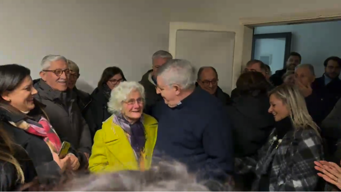 Il buio e poi: "Tanti auguri a te" per don Franco De Pasquale