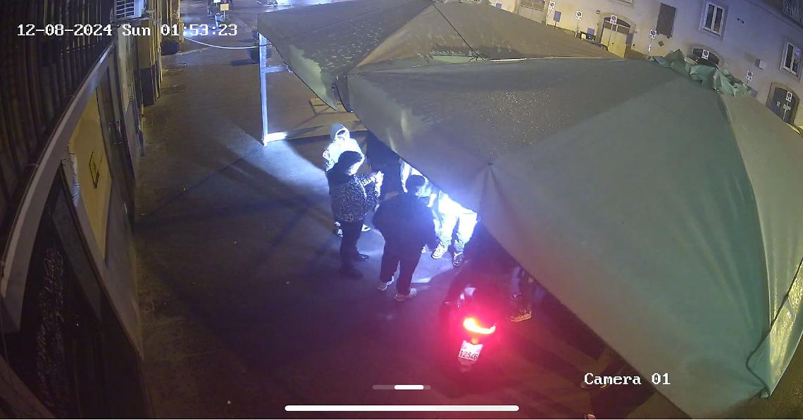 Gang scatenata al Plebiscito, danneggiato un bar