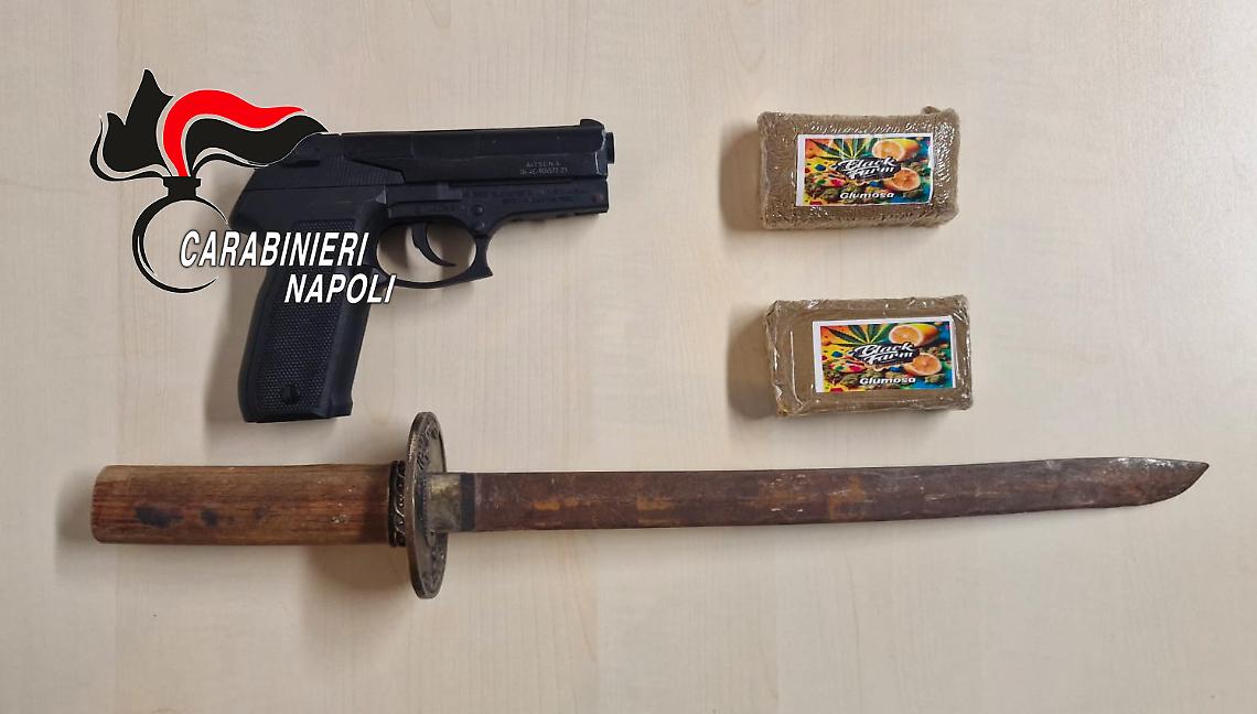 Katana e pistola a salve sotto al materasso, 19enne arrestato