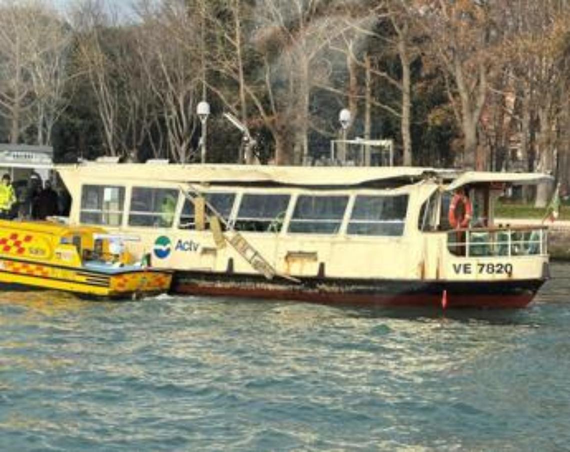 Scontro tra vaporetto e motonave: due feriti, tre contusi