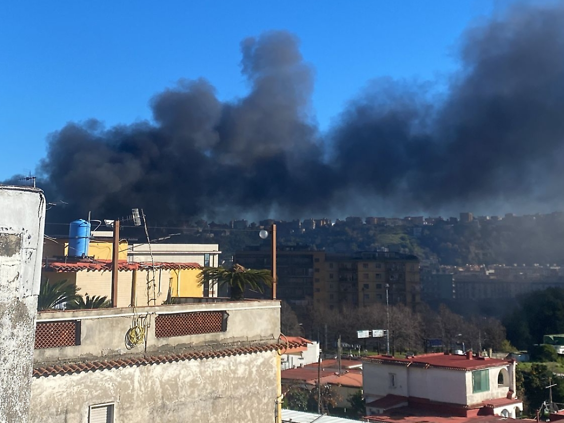 Incendio a Fuorigrotta, torna la fornitura elettrica all'ospedale