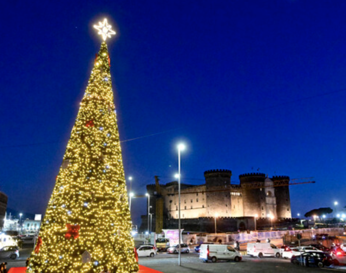 Vittime innocenti, spente per 10 minuti le luci dell'albero del Comune di Napoli