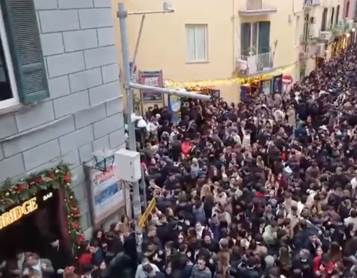 Vigilia di Natale e Capodanno: a Napoli stop a vetro, petardi e spray nelle strade della movida