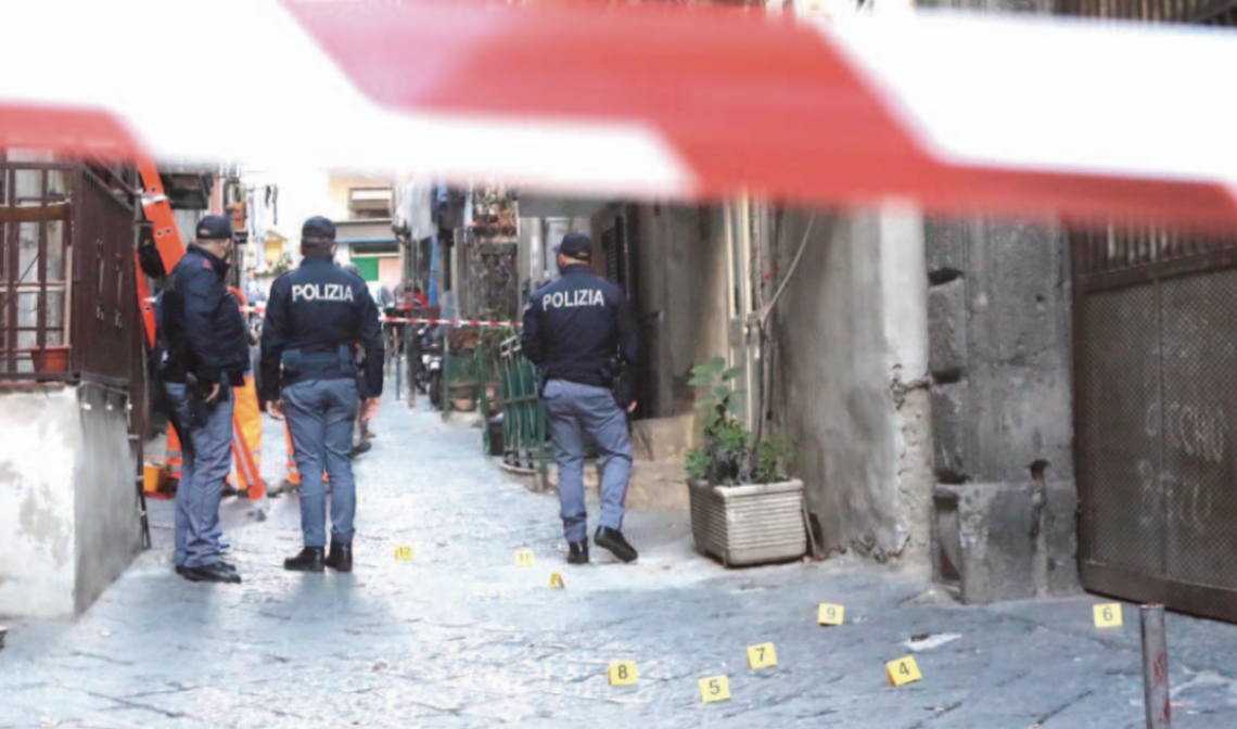 Venti di guerra ai Tribunali, stesa nel vicolo della morte