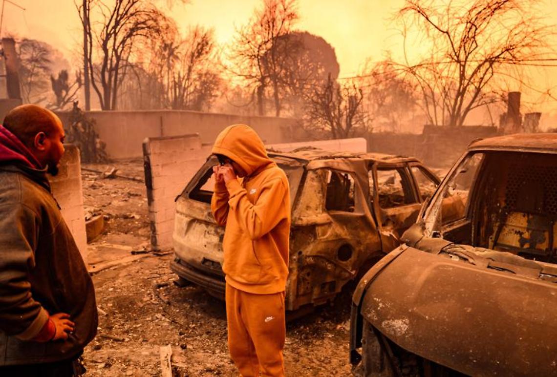 Los Angeles, incendio senza fine: 150mila persone in fuga. Scatta il coprifuoco