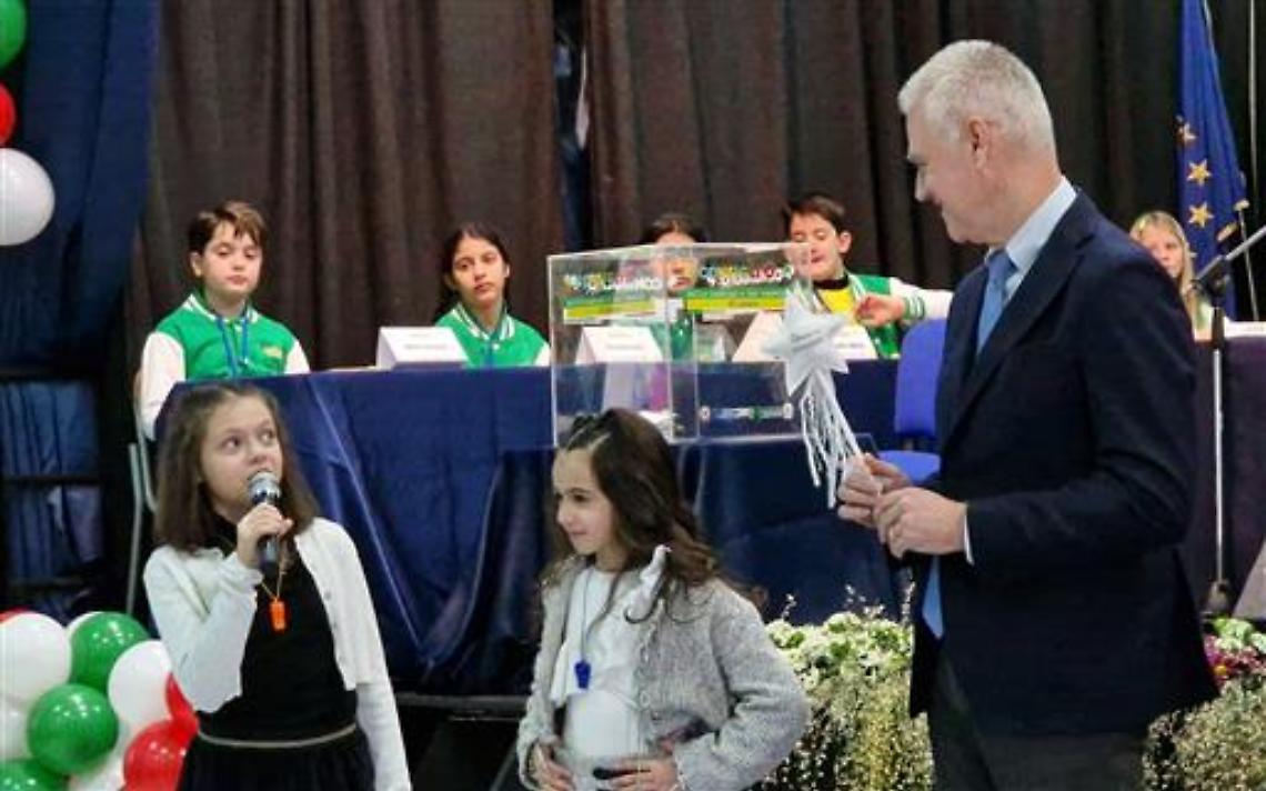 Il ministro Zangrillo tra i bambini di Caivano: «Voi siete il futuro di questa città»