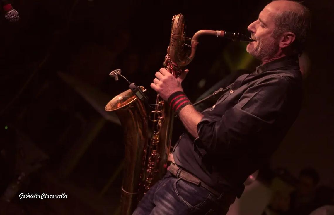 Sax Maniacs, viaggio musicale tra sax e percussioni a Villa di Donato