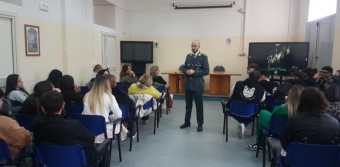Fiamme gialle in aula per gli studenti dell'alberghiero Ferraioli