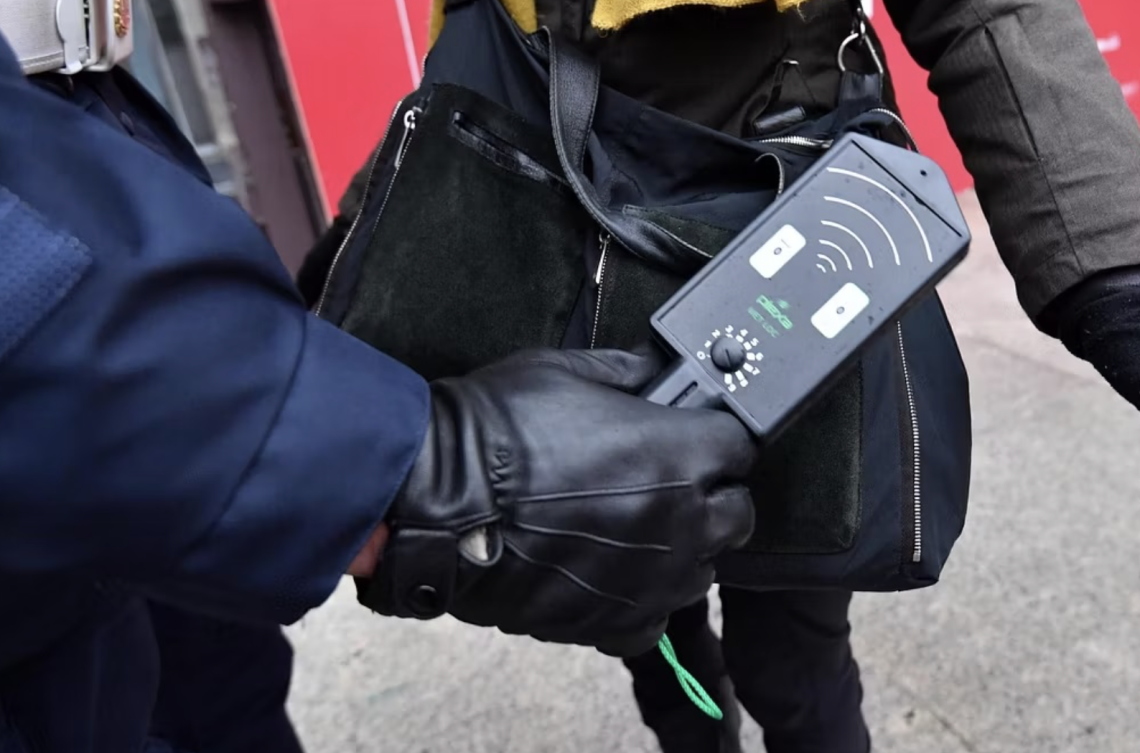 «Metal detector nelle scuole a rischio»