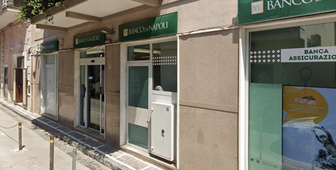 Forzano porta d'ingresso e aprono Atm di Banca Intesa