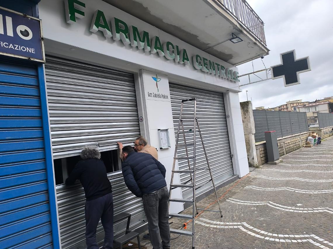 Tentano furto in farmacia ma poi scappano
