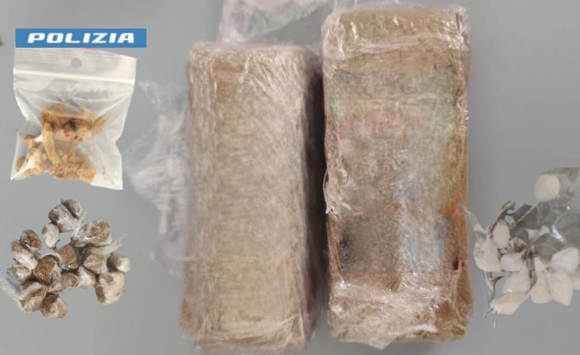Sorpreso con coca e hashish mentre passeggia con il cane