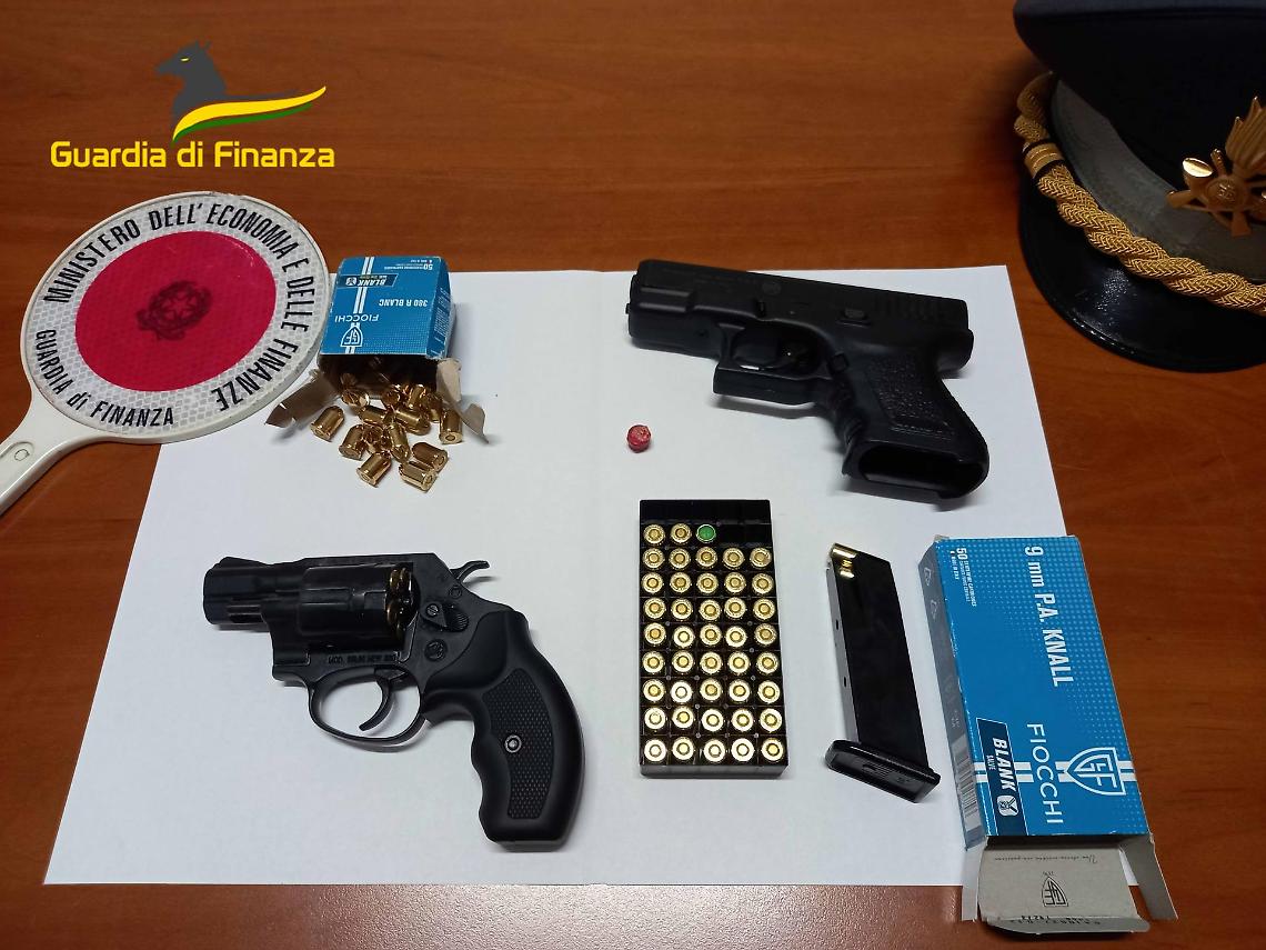 In auto due pistole a salve modificate e munizioni, denunciato 19enne
