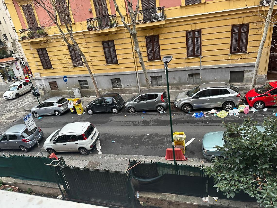 Via Cimarosa coperta dai rifiuti