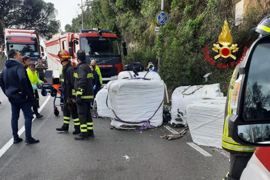 Camion perde carico, colpiti ciclisti: un morto e un ferito