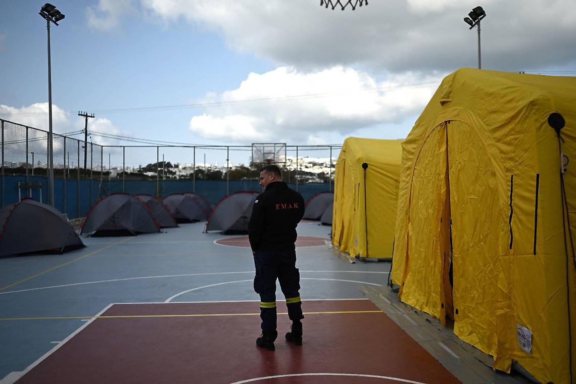 Sciame sismico a Santorini, quasi 9mila persone lasciano isola