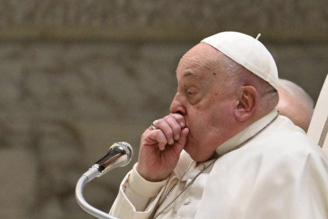 Papa Francesco ricoverato al Gemelli: «Condizioni stazionarie e senza febbre, ma degenza non sarà breve»