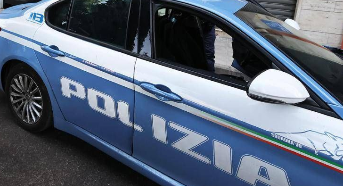 Poliziotti colpiti a martellate, agente spara e ferisce aggressore