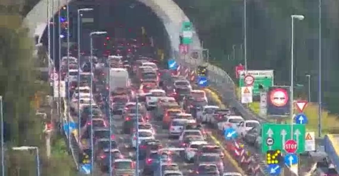 Incidente in Tangenziale, traffico in tilt