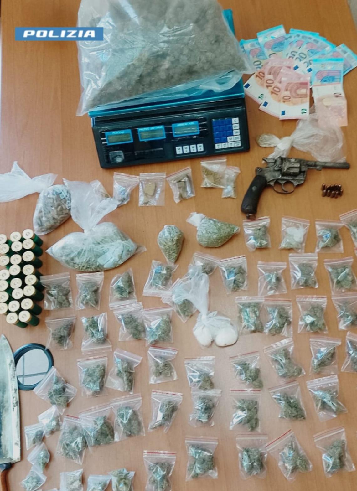 In possesso di una pistola e di oltre 1 kg di droga, arrestato