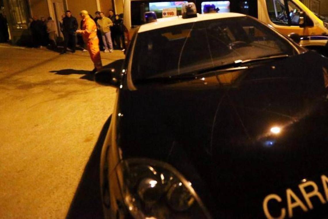 Uccide la moglie a coltellate, poi tenta il suicidio