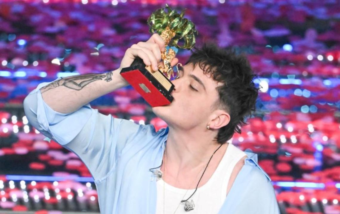 Sanremo e quel messaggio notturno che parla di noi