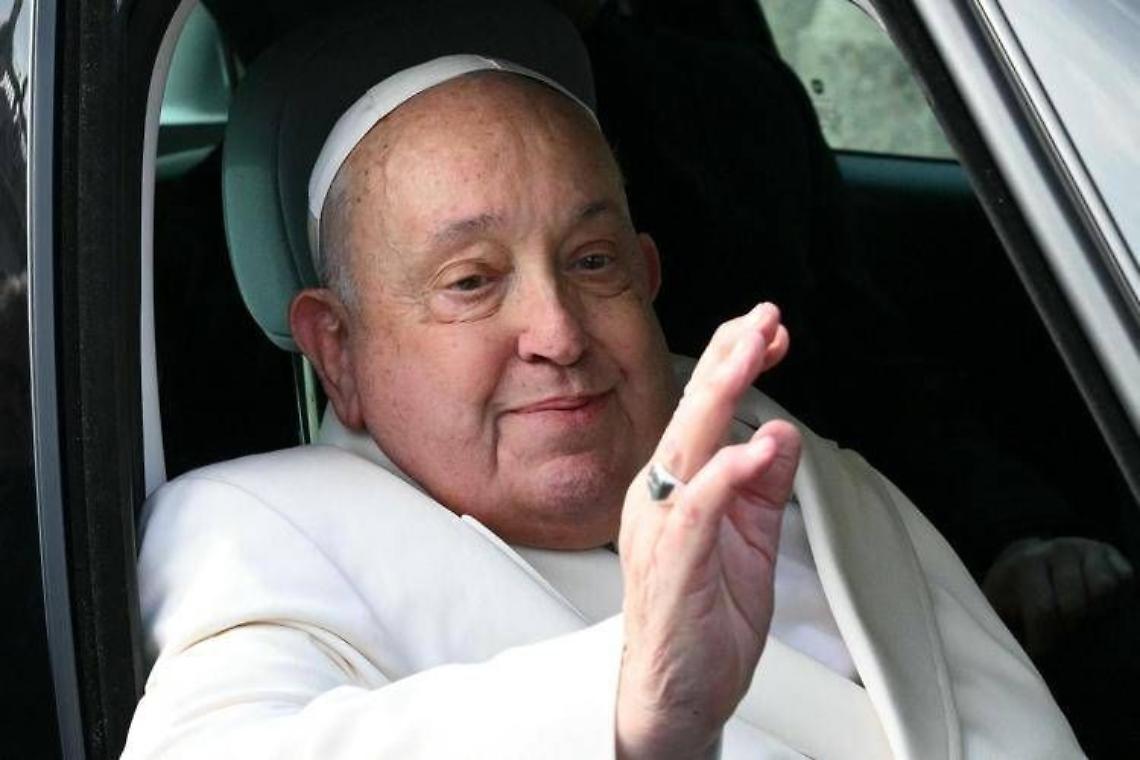 Papa Francesco, quadro complesso ma «è di umore buono, prega e riposa»