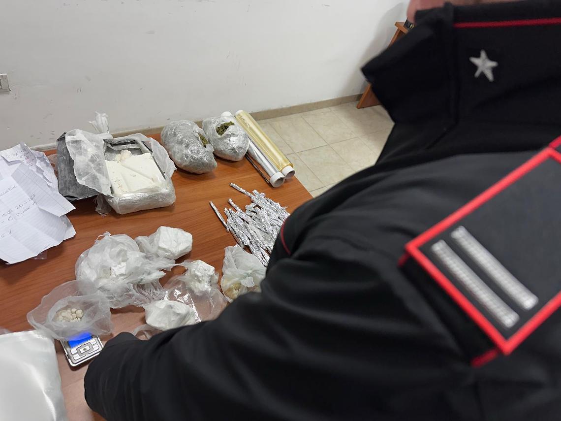 Nascondevano droga in casa, marito e moglie in carcere