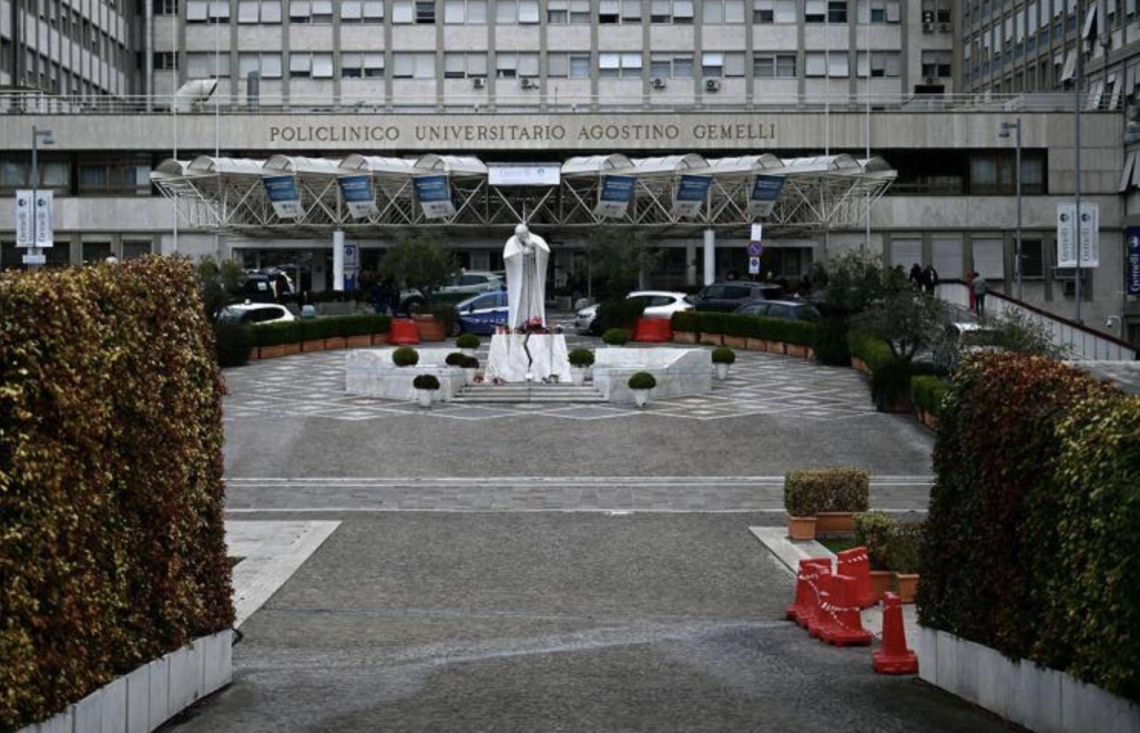 Papa Francesco in ospedale: «Sta meglio ma situazione ancora delicata»