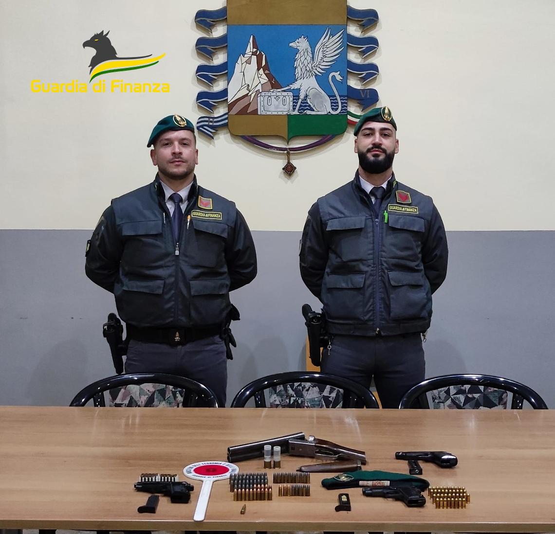 In auto con arsenale nello zaino, arrestato 58enne 