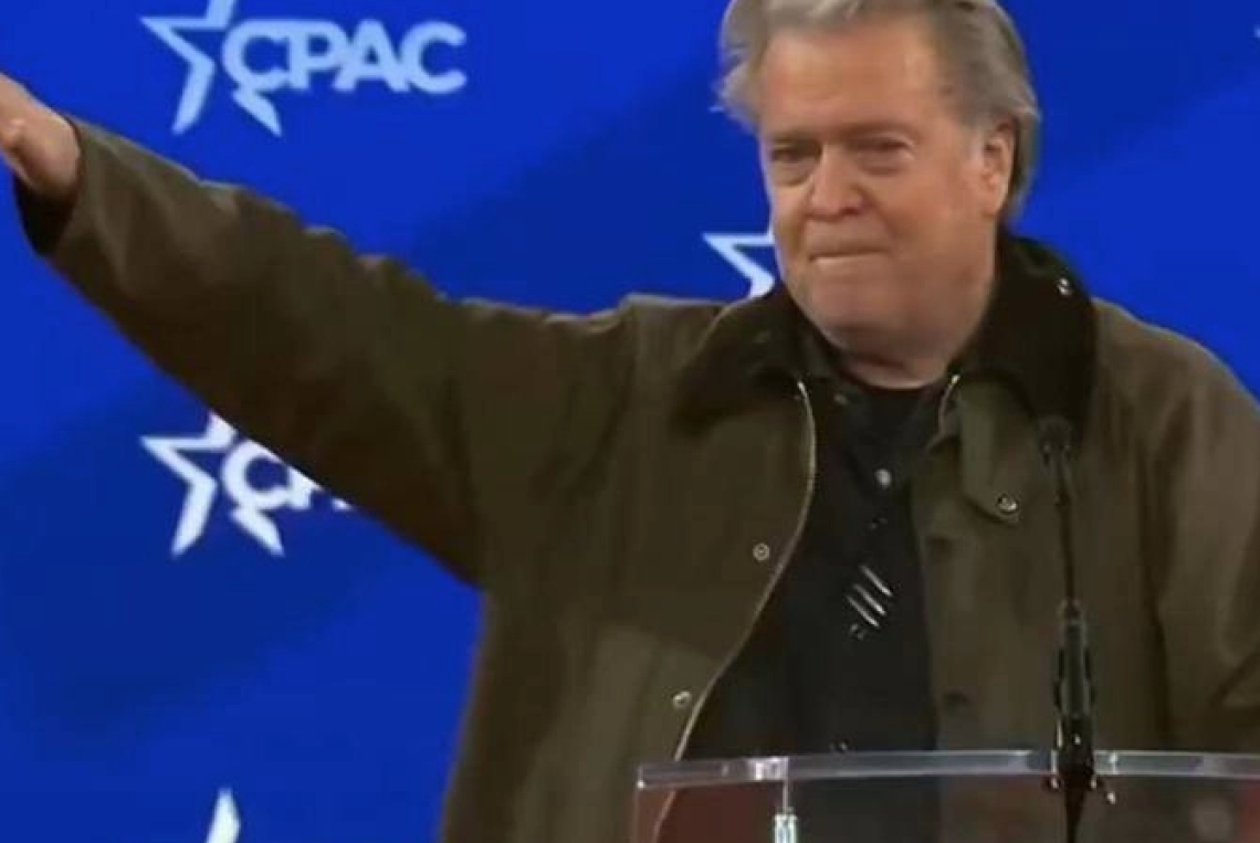 Bannon e il saluto con braccio teso, bufera su saluto romano 