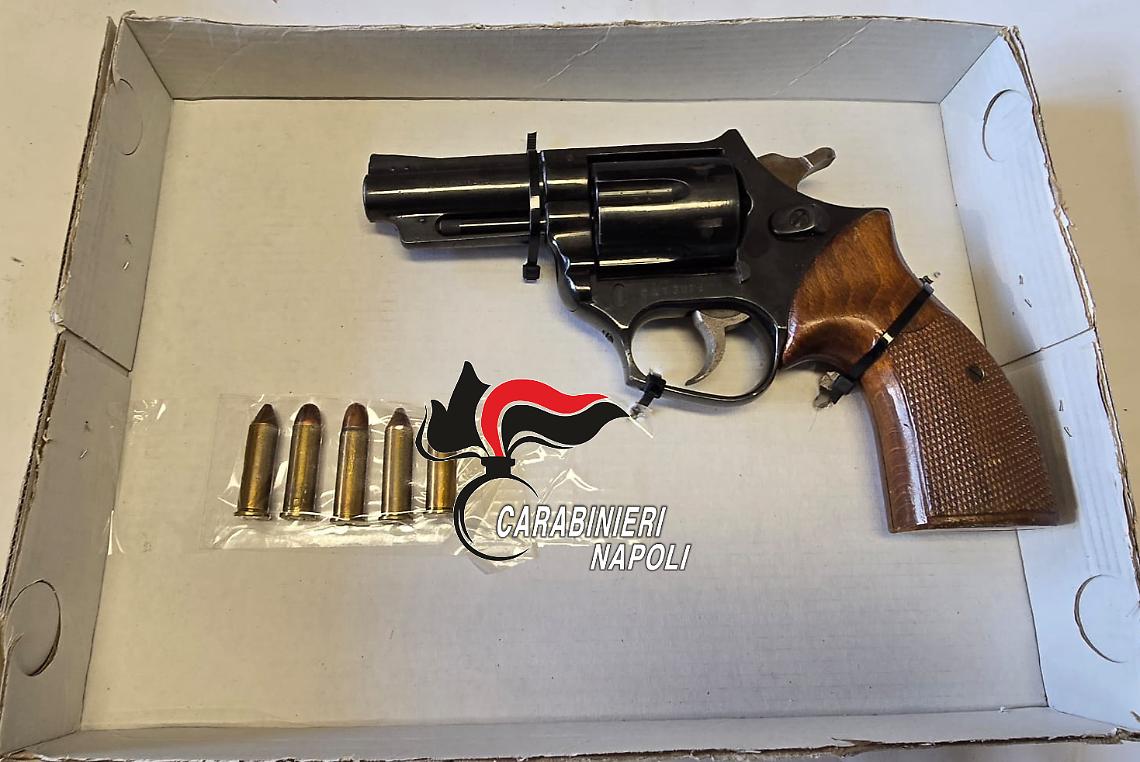 Controlli notturni, 36enne bloccato con pistola carica
