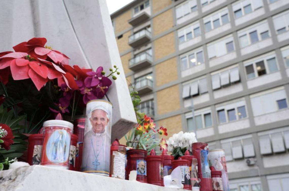 Papa Francesco, «situazione di stabilità, lieve miglioramento in quadro che resta complesso»