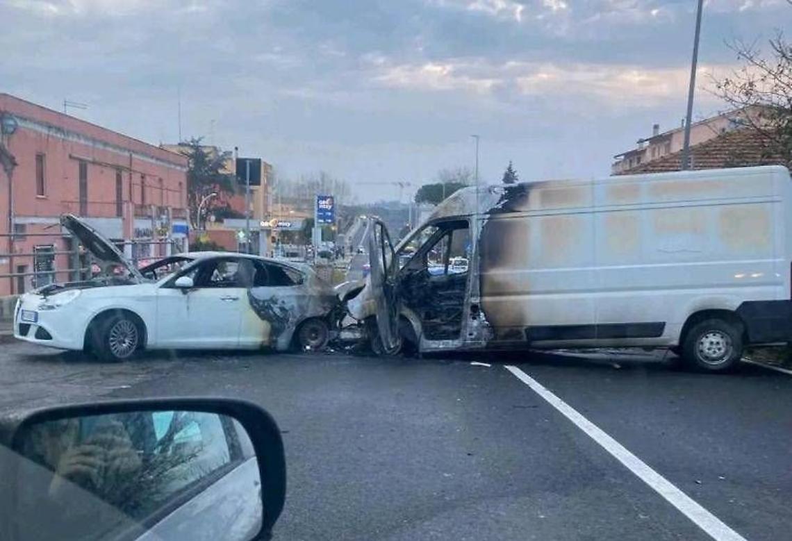 Maxi-rapina: furgoni incendiati e chiodi sulla strada per fuggire